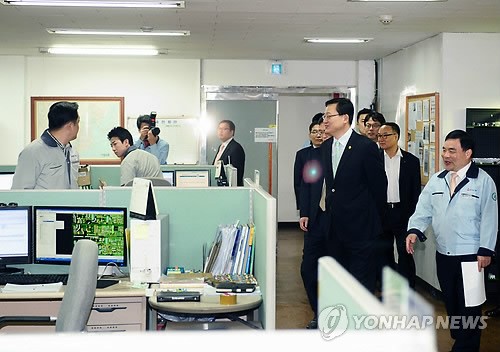 산업현장 둘러보는 홍석우 장관
