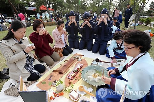 가을을 듬뿍 담은 전통 차 마셔요