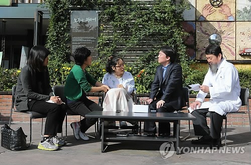 직업병 환자 만난 안철수 후보