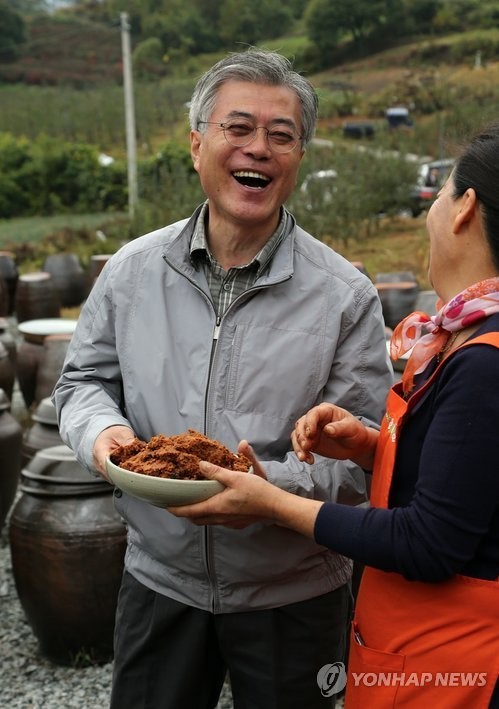 문재인, 귀농부부가 만든 된장 맛봐
