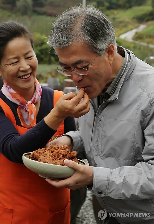 문재인, 귀농부부가 만든 된장 맛봐