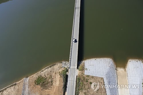 낙동강 상주보 하류의 강창교의 탁한 녹빛 물