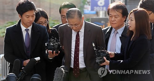 질문에 답하는 이상은 회장