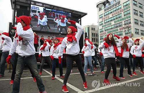지지호소하는 선거운동원들