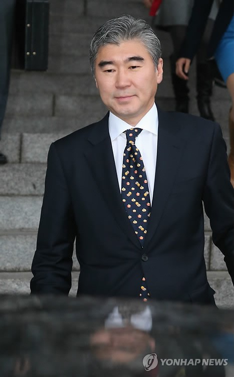 청사나서는 성김 주한 미국대사