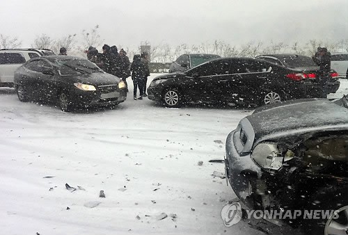 인천공항 부근 눈길 다중추돌사고