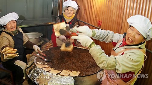 <카메라뉴스> 뜨거운 자갈에 구운 전통한과
