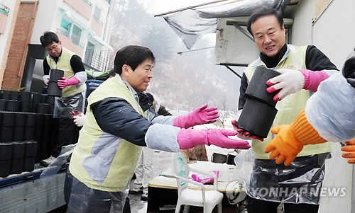 <카메라뉴스> 대명복지재단 홍천서 연탄배달 봉사