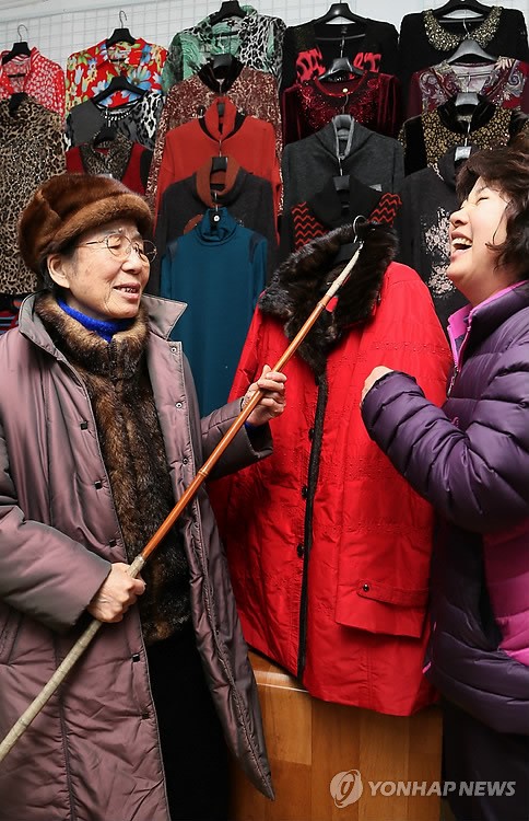 대림시장서 40년장사 접고 옷가게 연 80대 할머니