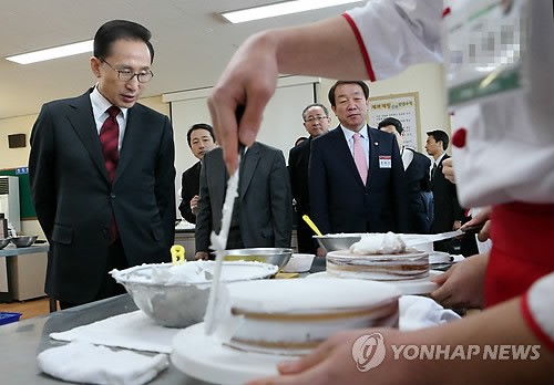 제과제빵 기술 지켜보는 이 대통령
