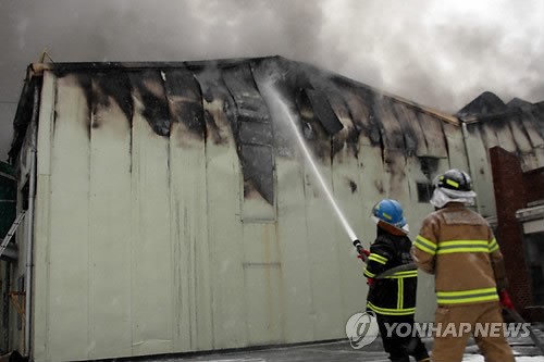 청주 반도체도금공장 화재…인명피해 없어