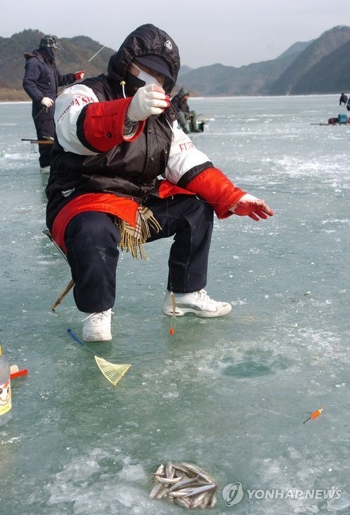반갑다 빙어…옥천 안터마을 겨울체험장 개장