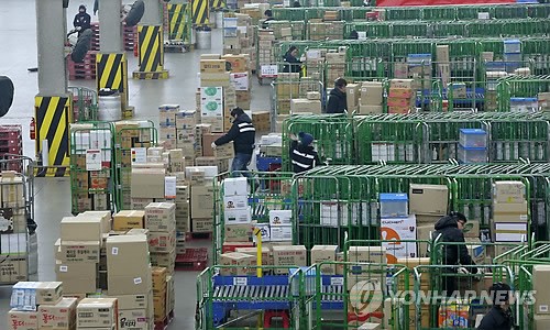 설 앞두고 일찍 바빠진 대형마트 물류센터
