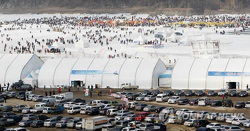 인제 빙어축제장 차량반(半) 사람반(半)