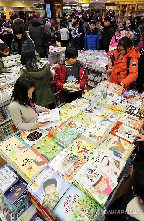 신학기 맞아 붐비는 서점