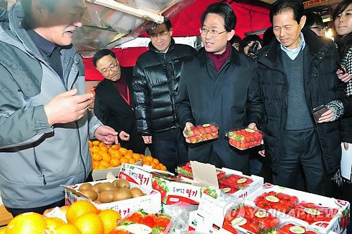상인과 얘기 나누는 인수위원들