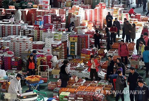 농산물시장 과일상자 가득