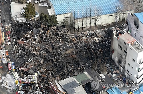 인사동 화재현장서 미폭발 LPG 가스통 7개 발견