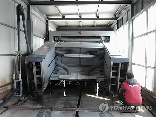 자동세차장 이용시 주의…세차기구 와르르