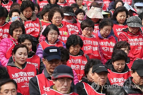 묵념하는 청소ㆍ경비용역 노동자들