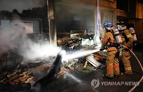 민속주점 화재 진화하는 소방관들