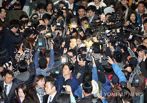 피겨여왕 김연아, 환영인파 속 금의환향