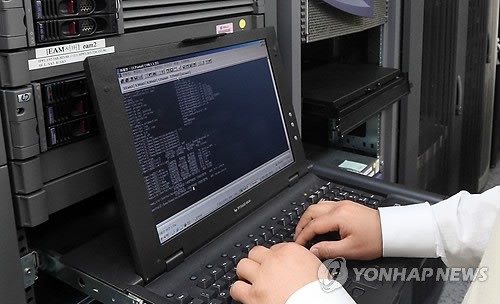 전산망 점검하는 분주한 손