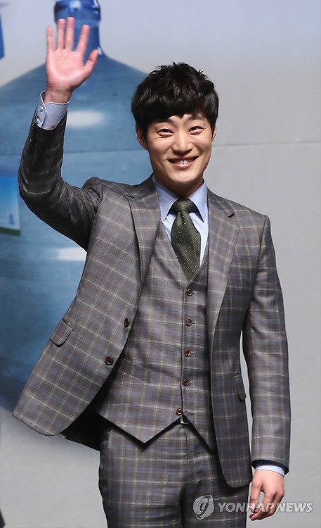 손 흔드는 배우 이희준