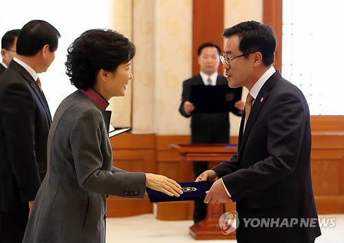 임명장 받는 정승 식품의약품안전처장