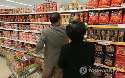 안보 위기에 라면 등 판매 증가