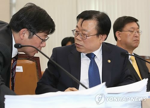대화 나누는 이동필 농림축산식품부 장관