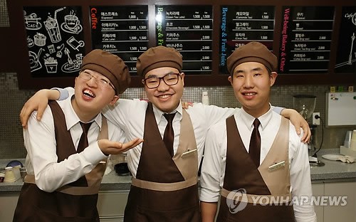 장애인 바리스타가 커피 내리는 카페 인기
