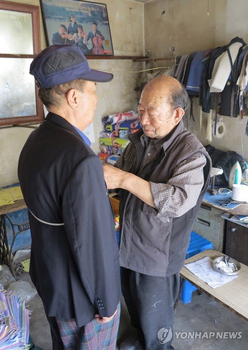 57년째 양복재단하는 옥천 손춘택씨
