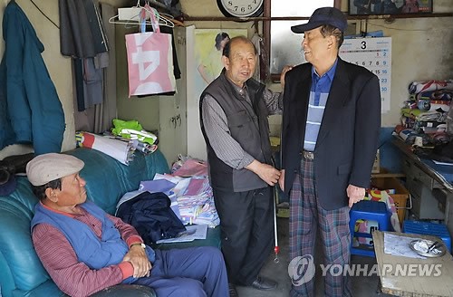 57년째 양복재단하는 손춘택씨