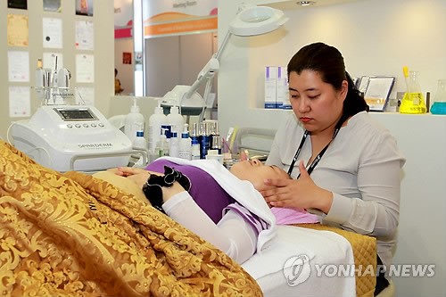 피부관리받는 오송뷰티박람회 관람객