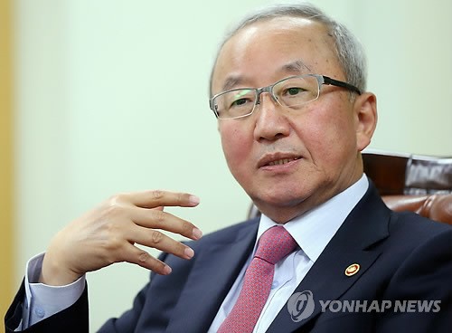 답변하는 현오석 부총리
