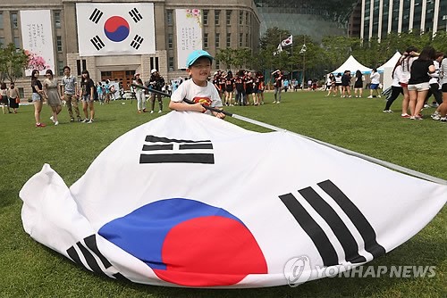 `태극기가 내 키의 두배
