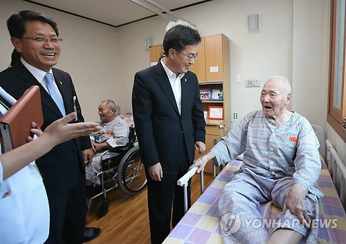 김동연 국무조정실장 대전보훈요양원 위문