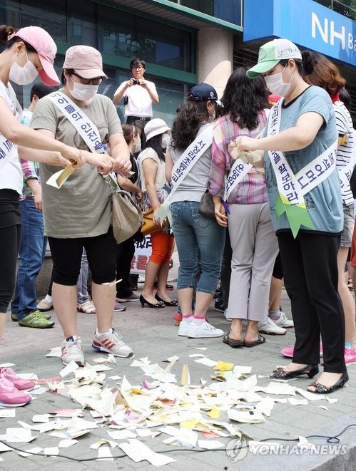 스쿨존에 하나로마트…학부모 농협통장 찢어