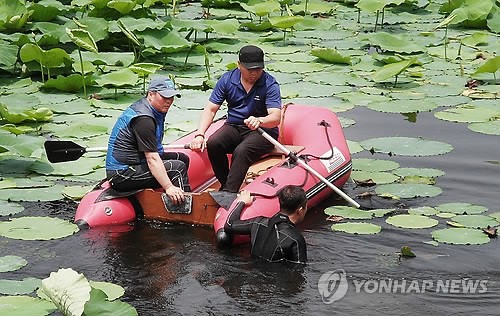 호수 정화활동 벌이는 안산도시공사 직원들