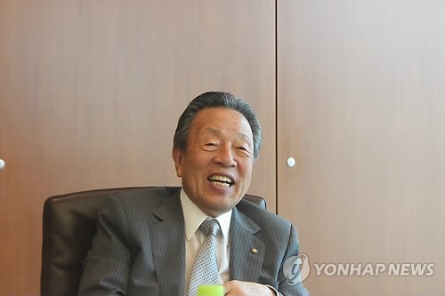 인터뷰에 응하는 마루한 한창우 회장