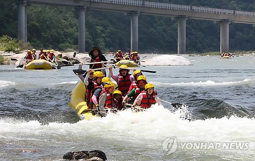 무더위 날리는 산청 장애인 래프팅대회