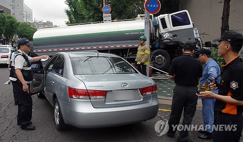 서울 홍은동서 정화조 청소차 3중 충돌…7명 부상