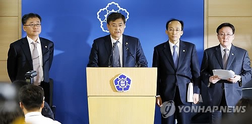 서승환국토부 장관과 기재부 등 관련 부처 차관들이 지난 4월 1일 세종로 정부서울청사 합동브리핑실에서 서민 주거안정을 위한 주택시장 정상화 종합대책 브리핑을 하고 있다. (연합뉴스DB)