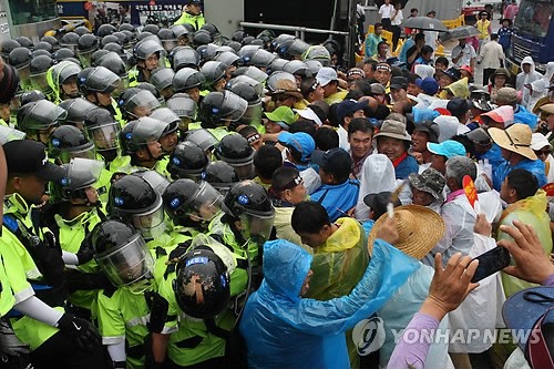 몸싸움 벌이는 경찰과 한우농민