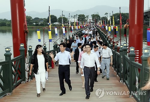 양평 세미원 배다리 건너는 김문수 경기지사