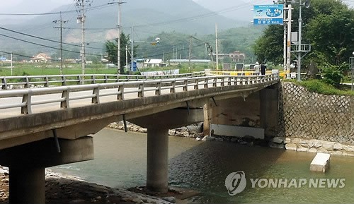 여주군, 홍수로 교각유실된 전북교에 임시 가교설치