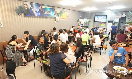 손님으로 가득 찬 가맥집