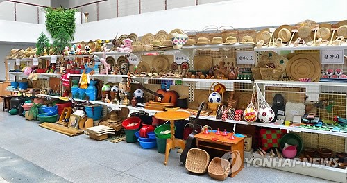북한, 일용잡화전시회 열려