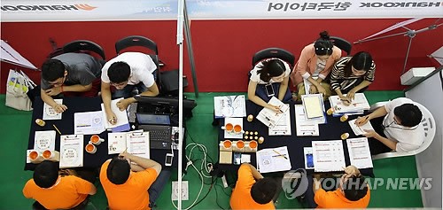 상담하는 취업 준비생
